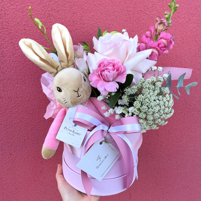 new born baby girl flower gift hamper