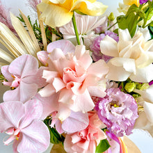 Load image into Gallery viewer, mix pastel flowers in a vase delivery in Melbourne
